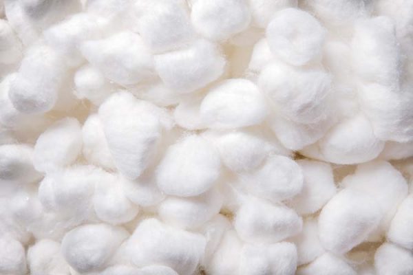 Sợi bông cotton được làm từ quả của cây bông vải nên rất thân thiện với người sử dụng, đồng thời khi dệt vải bông cotton, người ta còn xử lý một số hóa chất để làm tăng độ bền, dẻo dai, chống nấm mốc, mủi cho vải.