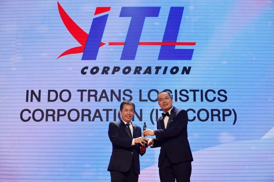 Đại diện ITL Corp nhận giải thưởng. Đại diện ITL Corp nhận giải thưởng.