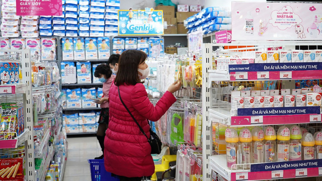 Hình ảnh một phụ huynh đang lựa chọn các sản phẩm cho bé tại cửa hàng Sakuko.