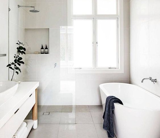 Nội thất tối giản cùng với thiết kế thông minh giúp phòng tắm phong cách Scandinavian dù hẹp nhưng không bí bách.
