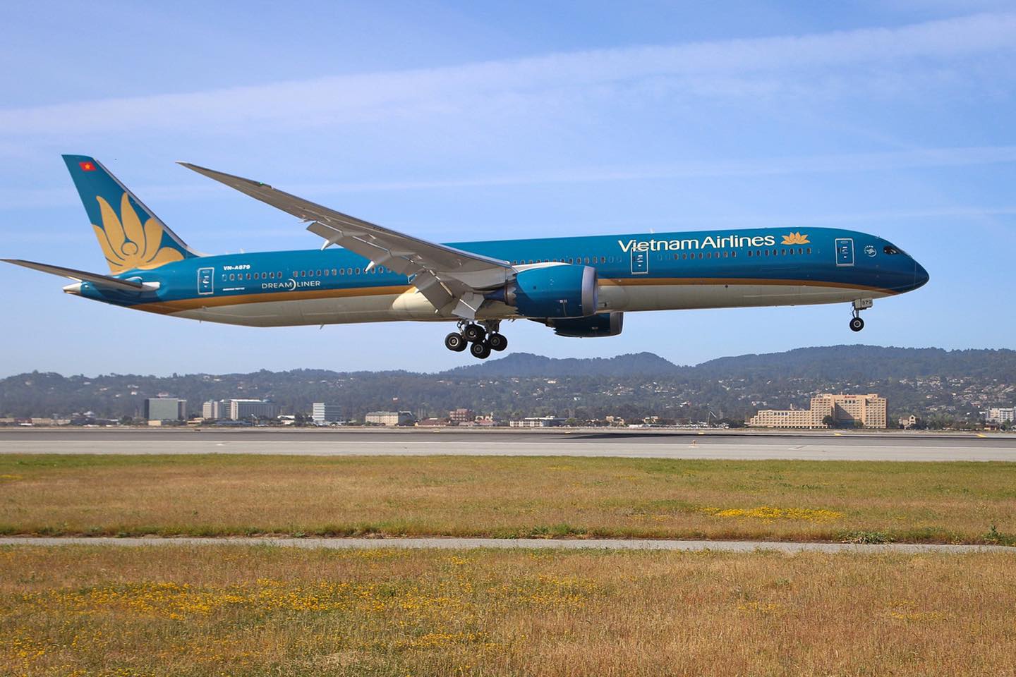 Máy bay Boeing 787-10 của Vietnam Airlines đáp sân bay San Francisco trong chuyến hồi hương công dân đầu tiên từ Mỹ vào tháng 5.2020