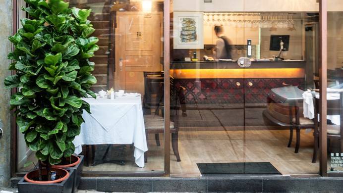 Đây là nhà hàng đầu tiên ở Hồng Kông giành được danh hiệu danh giá Nhà hàng Tốt nhất Châu Á.