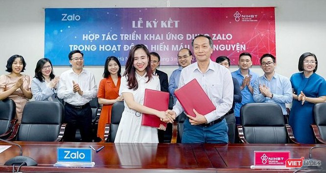 TS. Bạch Quốc Khánh – Viện trưởng Viện Huyết học – Truyền máu Trung ương và đại diện Zalo tại lễ ký kết triển khai ứng dụng công nghệ thông tin trong hoạt động hiến máu tình nguyện.