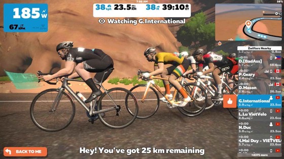 Zwift là một trò chơi cho phép bạn đi xe đạp với những người đi xe đạp khác trong một môi trường ảo.