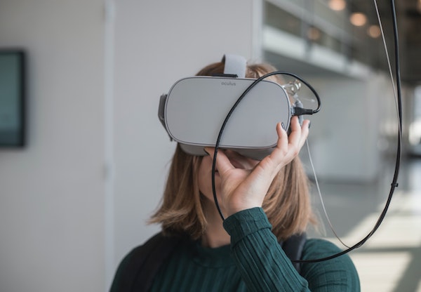 Công nghệ AR, VR giúp học viên tăng tính tương tác và khả năng nhập vai (Ảnh: Unsplash). Công nghệ AR, VR giúp học viên tăng tính tương tác và khả năng nhập vai (Ảnh: Unsplash).