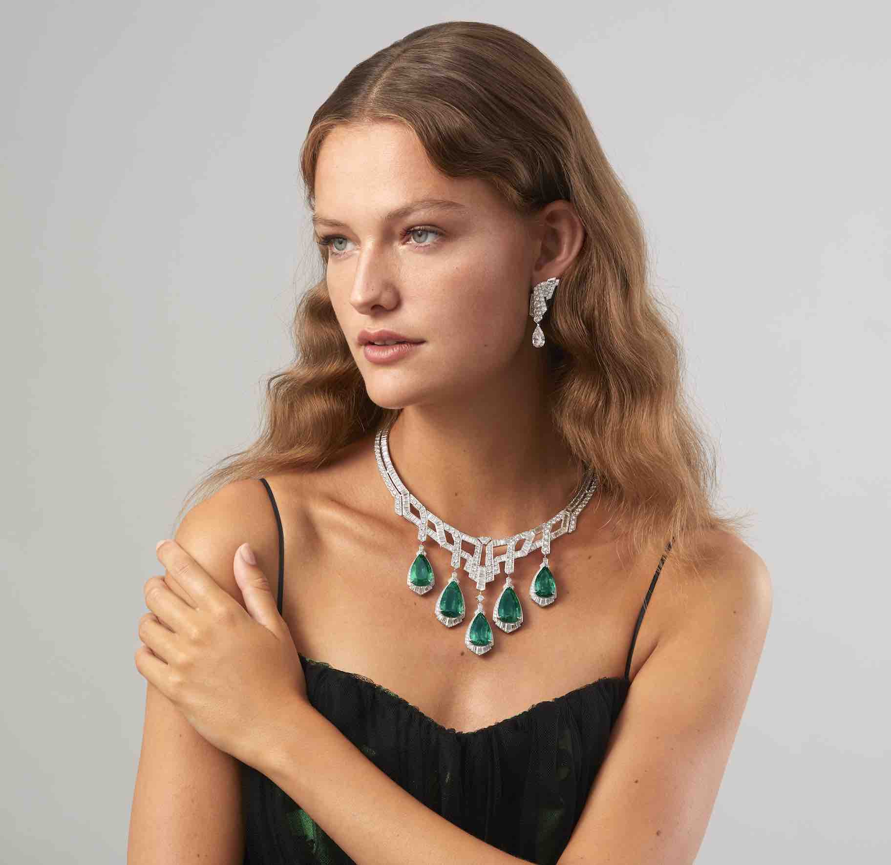 Chiếc vòng cổ biểu tượng từ Van Cleef.