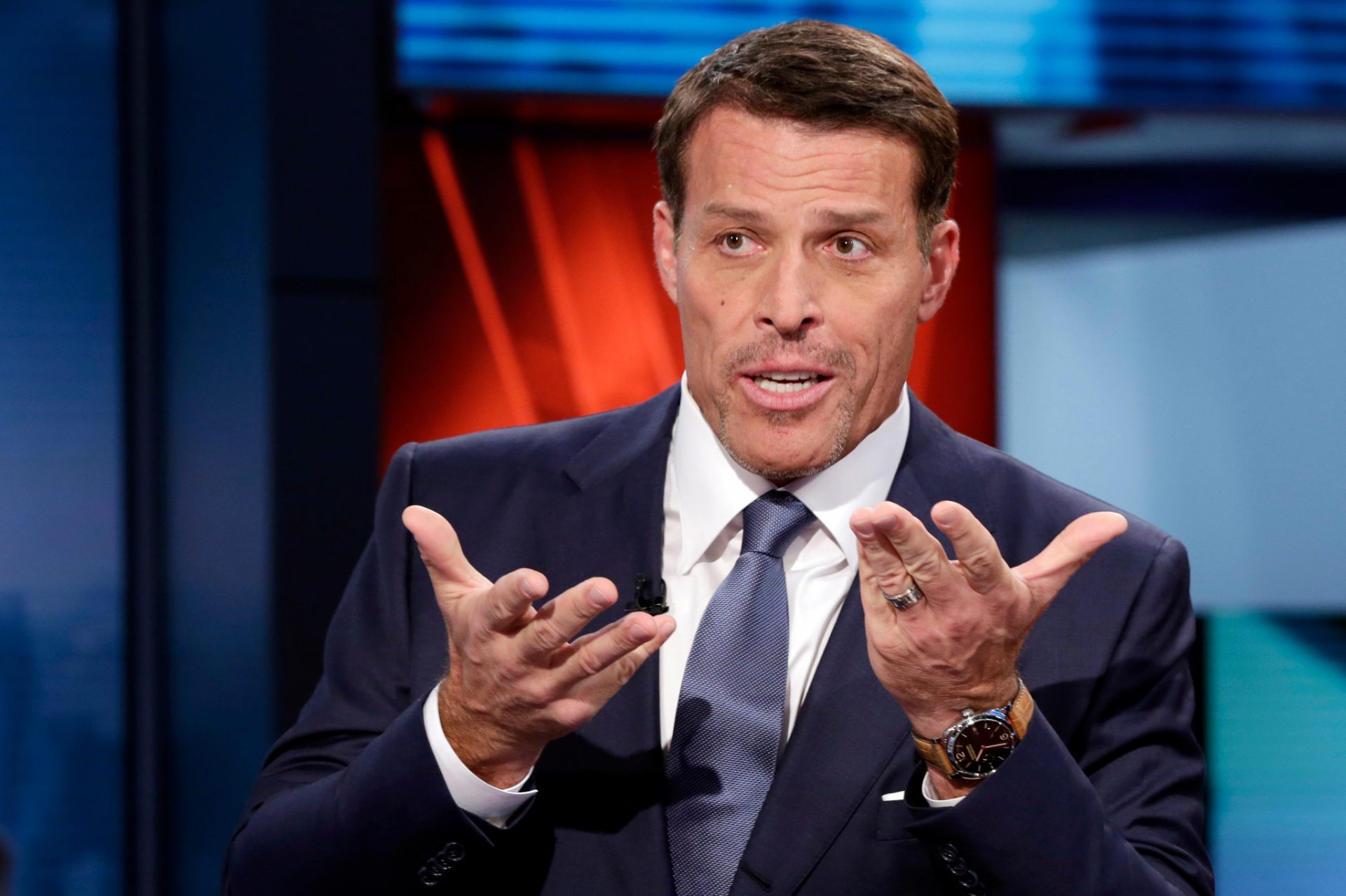 Tác giả, chuyên gia coaching, diễn giả người Mỹ Tony Robbins.