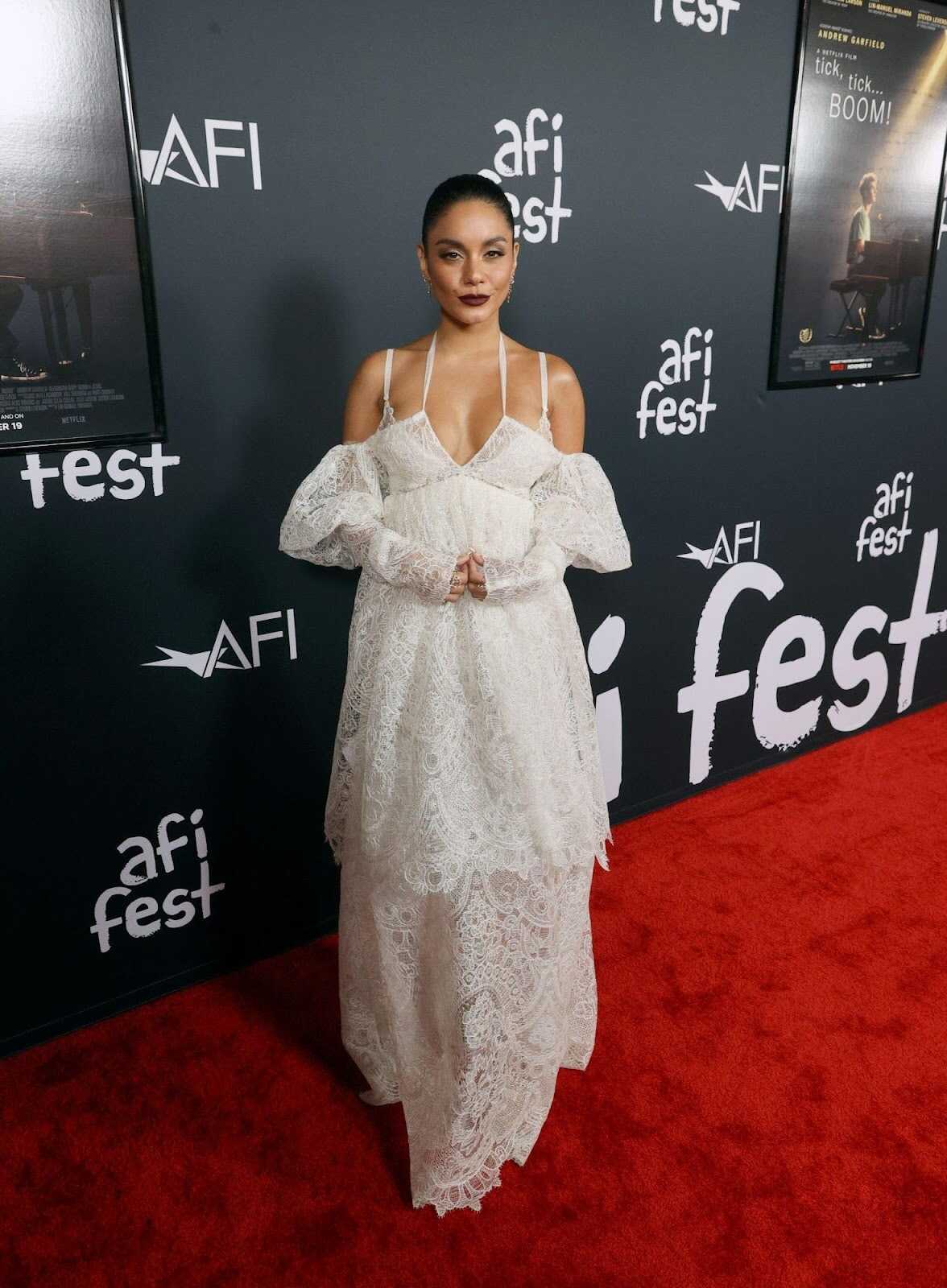 Một thiết kế tay áo phồng khác được làm nên từ chất liệu ren giúp Vanessa Hudgens toát lên được sự nữ tính và mềm mại của mình khi để lộ bờ vai trần đầy cuốn hút.