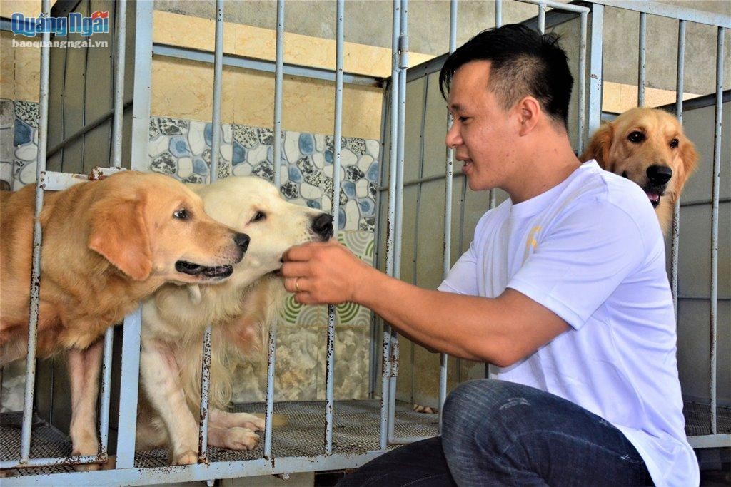 Anh Huỳnh Văn Hùng hiện đang có thu nhập khá với nghề nuôi chó cảnh.