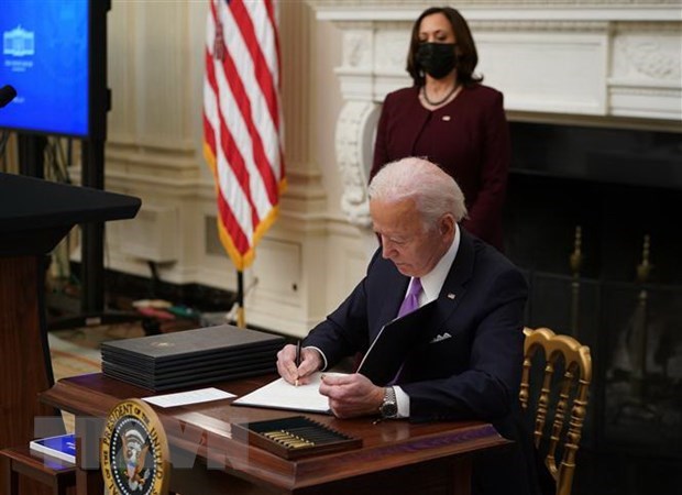Tổng thống Mỹ Biden ký ban hành luật chống biến đổi khí hậu.