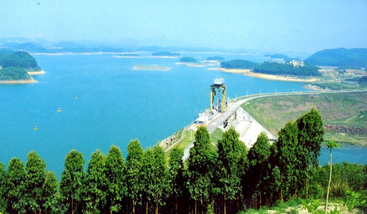 Là một trong ba hồ nước nhân tạo lớn nhất Việt Nam, hồ Thác Bà như một khung cảnh thiên nhiên hùng vĩ ở Yên Bái (Ảnh: Internet).