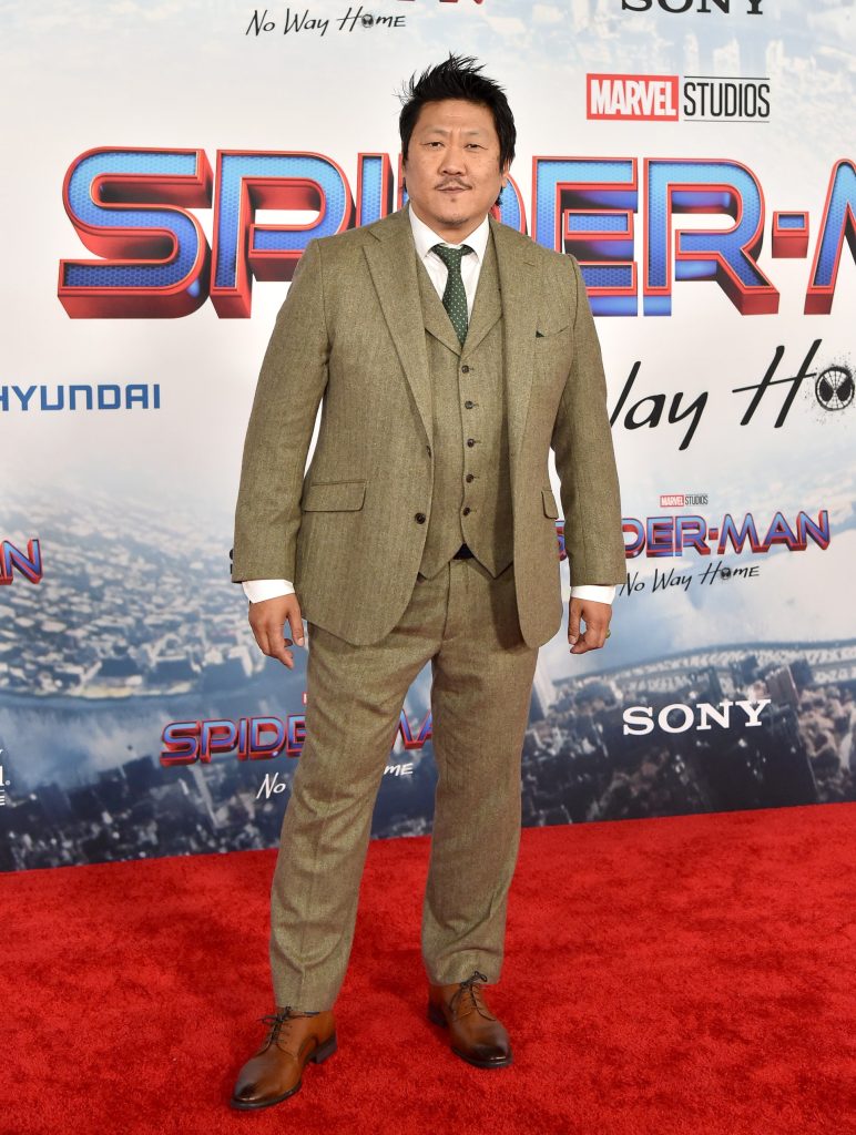 Benedict Wong theo màu sắc khaki có chút hoài niệm.