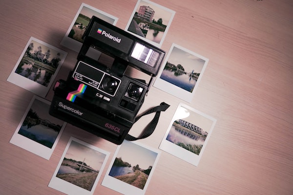 Máy ảnh Polaroid và những bức ảnh phim đang quay trở lại (Ảnh: Unsplash).