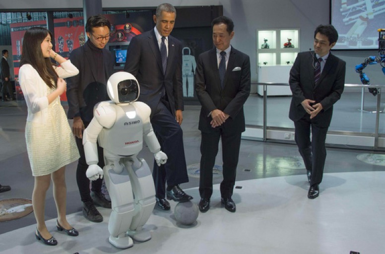 Asimo chào đón và chơi đá bóng cùng ông Barack Obama năm 2014 (Nguồn: NBC News).