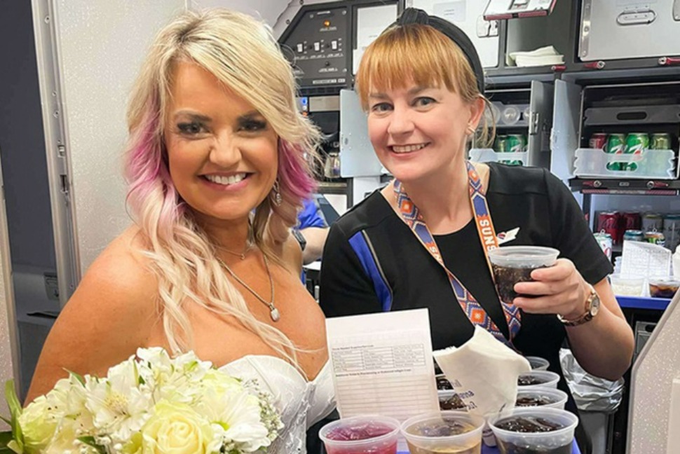 Tiếp viên Julie Reynolds (phải) của hãng Southwest Airlines, vừa đóng vai trò DJ tải nhạc, vừa là phù dâu cho nữ du khách Pam Patterson. (Ảnh: Southwest Airlines).