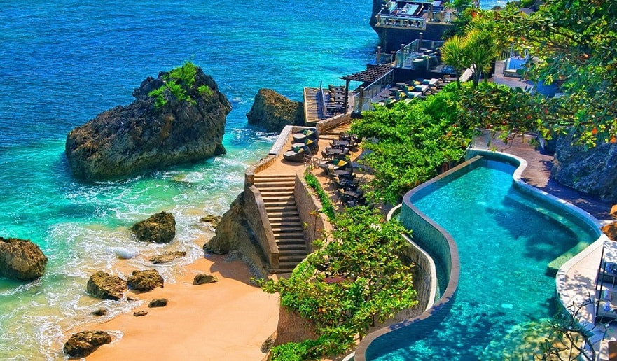 Thuộc vùng biển của Ấn Độ Dương, lại mang vẻ đẹp hoang sơ nên đảo Bali luôn là hòn đảo thu hút lượng khách du lịch lớn nhất thế giới.