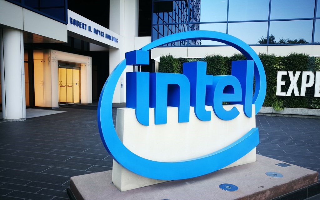 Intel bắt tay Vingroup: Cú bắt tay chiến lược của những “đại bàng"