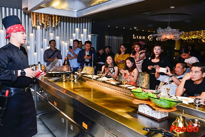 Lion City tự hào bàn bếp Teppanyaki dài nhất ở Việt Nam.