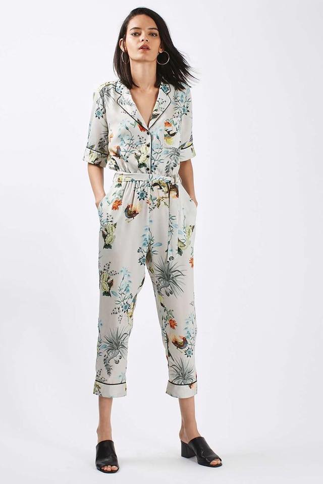 Đồ jumpsuit là bộ trang phục liền thân, mang phom dáng vừa vặn, bao phủ cả cánh tay và chân của người mặc.