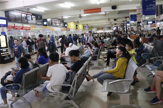 Hành khách không cần phải chen chúc đặt vé xe ngoài bến xe như trước đây khi đặt vé trực tuyến (Ảnh: Internet). Hành khách không cần phải chen chúc đặt vé xe ngoài bến xe như trước đây khi đặt vé trực tuyến (Ảnh: Internet).