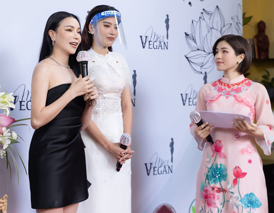 Ca sĩ Trà Ngọc Hằng và người đẹp Lệ Nam giám khảo cuộc thi Miss Vegan Việt Nam