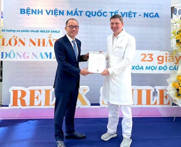 Đại diện Bệnh viện Mắt Quốc tế Việt - Nga nhận 4 chứng nhận phẫu thuật của Zeiss.