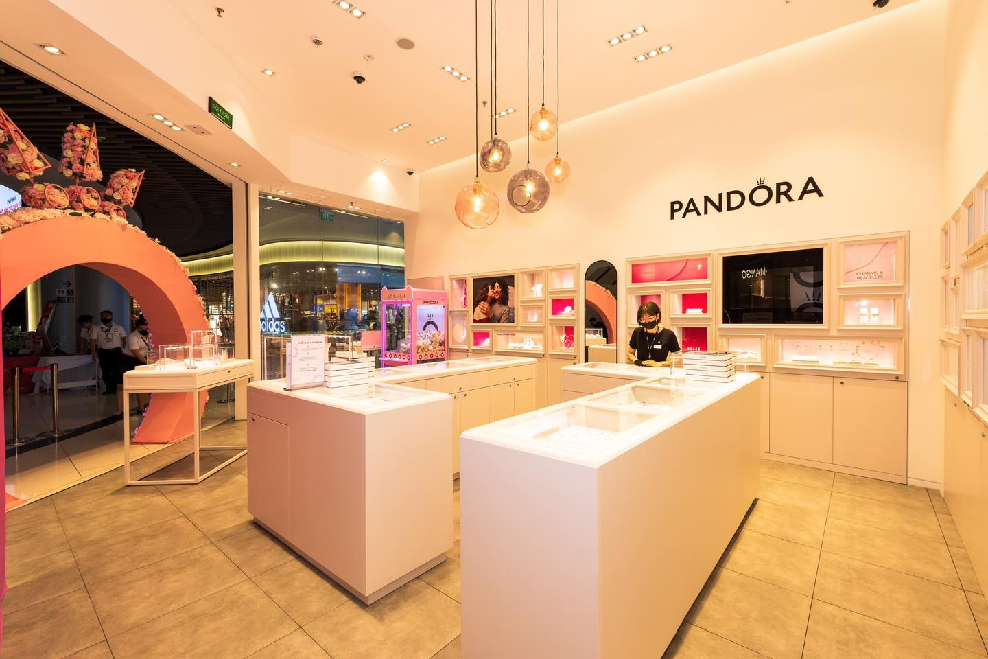 Đại gia trang sức ngoại - Pandora mạnh tay đầu tư 100 triệu USD vào Việt Nam