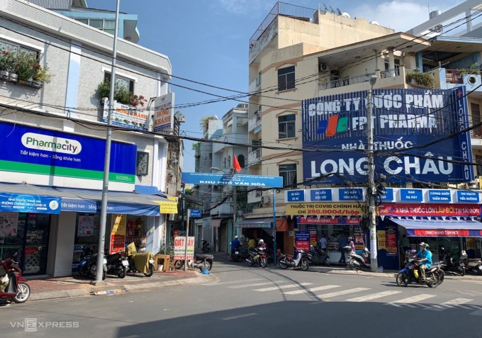 Nhà thuốc Long Châu và Pharmacity nằm ngay gần nhau tại một khu dân cư tại Bình Thạnh, TP HCM. Ảnh: Vnexpress