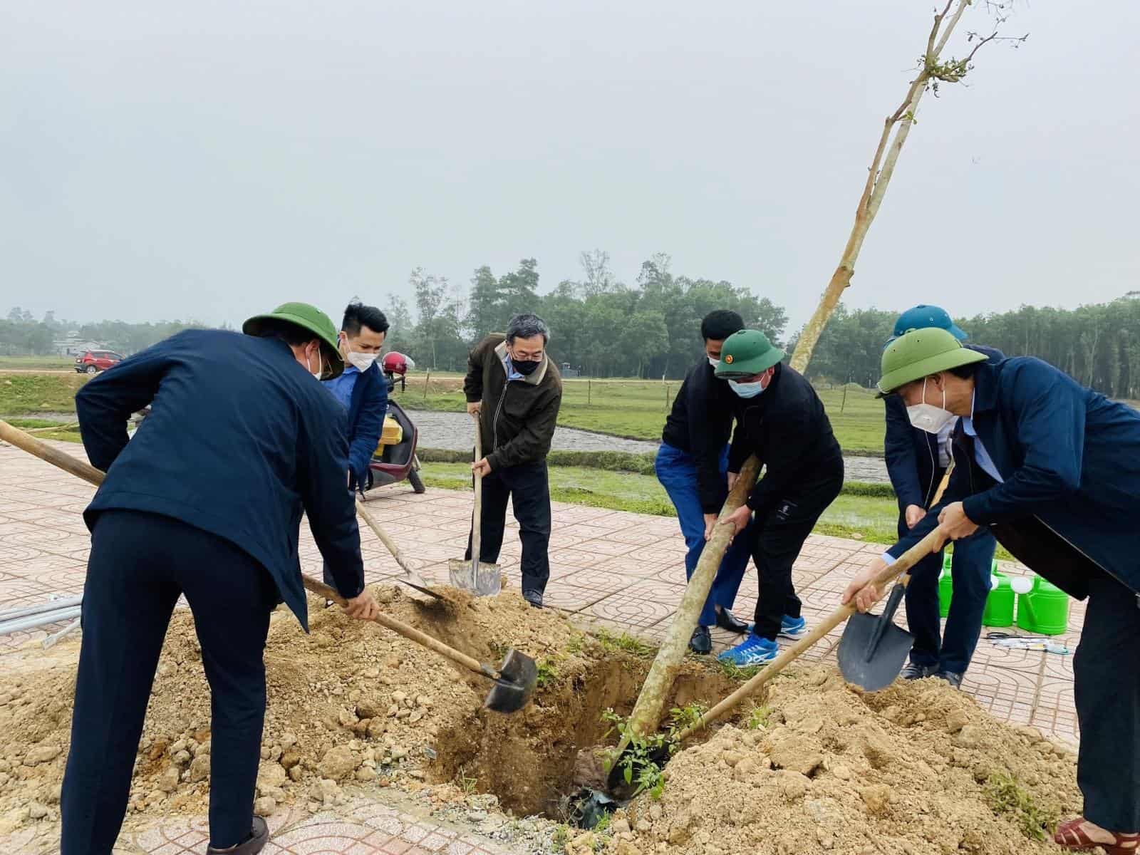 Lãnh đạo công ty FHS tham gia trồng cây tạo cảnh quan môi trường.