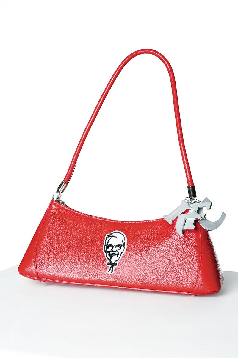 Chiếc túi Wrapuette có logo của Đại tá Sanders ở phía trước cùng một móc khóa KFC bằng kim loại.