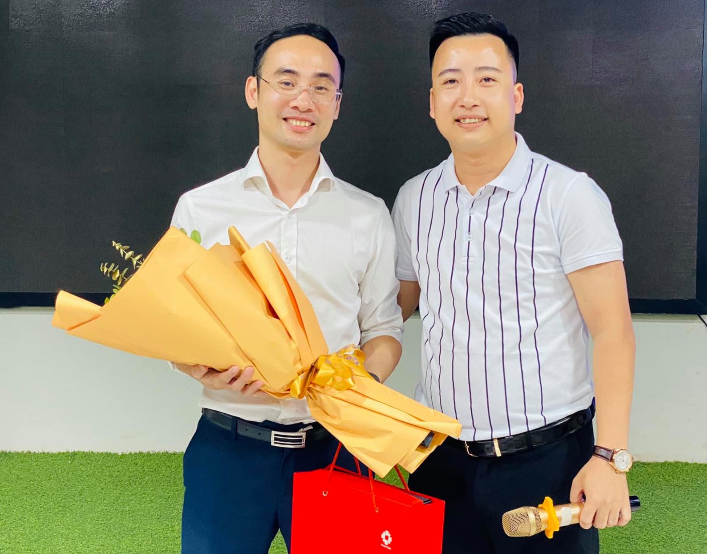 Ông Đỗ Hữu Hưng, CEO Access Trade (trái) và ông Vũ Thanh Tùng, Chủ tịch tổ hợp truyền thông BeeST Group.