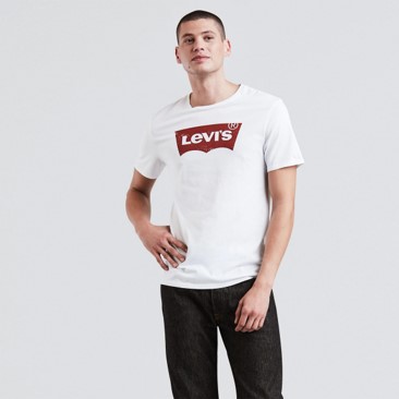 Hình dạng thiết kế cổ điển màu đỏ với dòng chữ “Levi’s®” tạo nên cảm giác “trẻ trung nhưng vượt thời gian”.