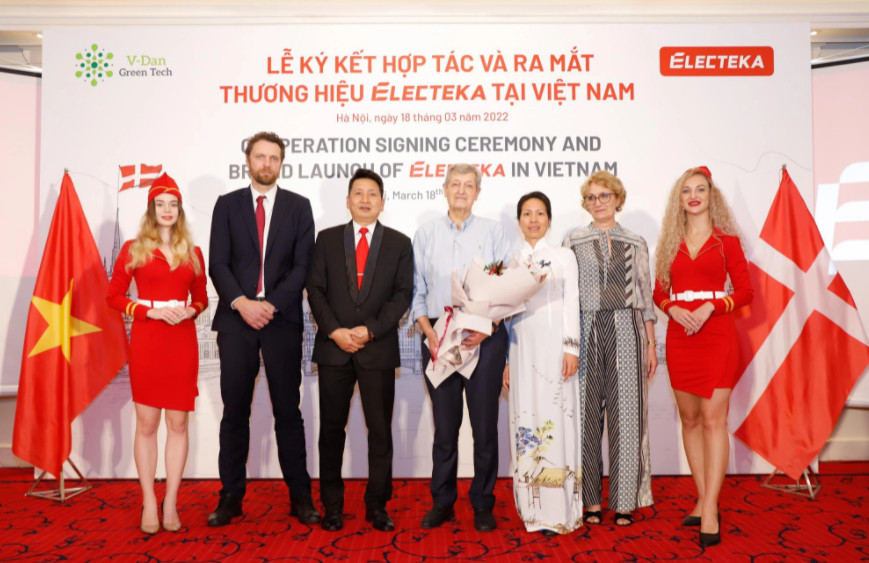 Ông Mikkel Lyndrup - Tham tán Y tế Đại sứ quán Đan Mạch (thứ hai từ trái sang) đến dự Lễ ký kết hợp tác và ra mắt thương hiệu Electeka tại Việt Nam.