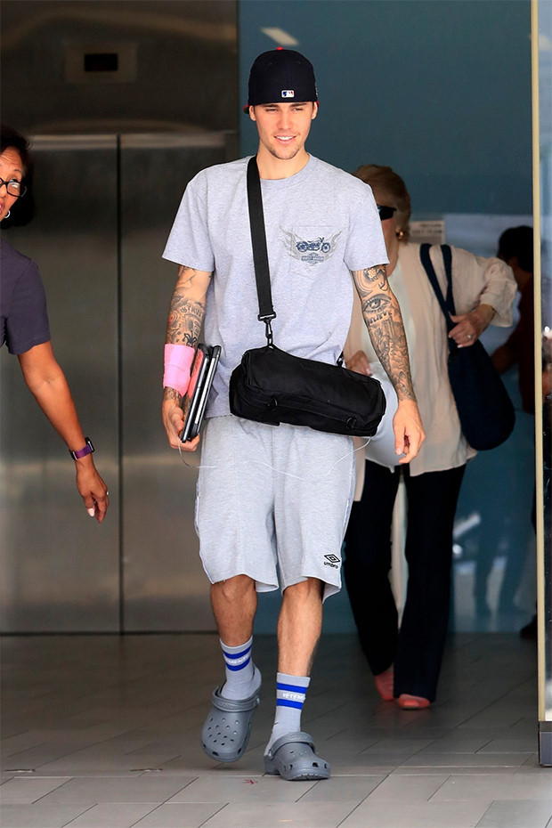 Ca sĩ Justin Bieber rất chăm đi Crocs (Ảnh: Việt Giải Trí).