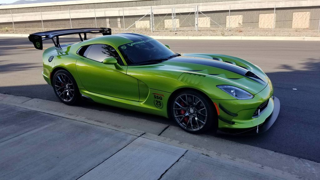 Đây là chiếc Dodge Viper ACR thứ hai cập bến Việt Nam nhưng là chiếc đầu tiên thuộc thế hệ thứ 5.