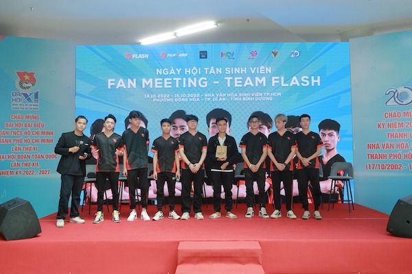 Các thành viên Team Flash trong buổi giao lưu gần đây (Ảnh: Fanpage Team Flash Liên Quân Mobile).