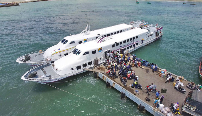 Hoạt động tàu khách tại đảo Lại Sơn được kích thích phát triển.
