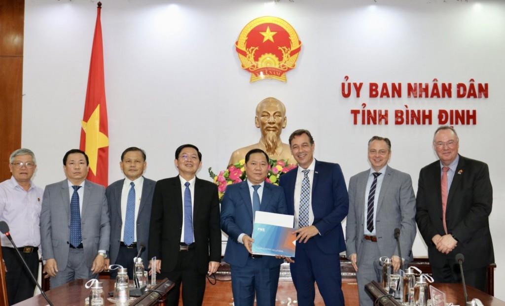 Đại-diện-Tập-đoàn-PNE-CHLB-Đức-trao-hồ-sơ-đề-xuất-dự-án-điện-gió-ngoài-khơi-cho-lãnh-đạo-UBND-tỉnh-Bình-Định.