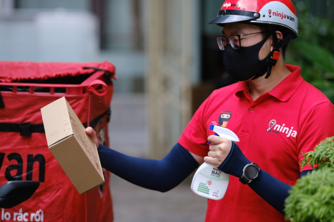 Nhân viên giao hàng cho khách thời dịch.