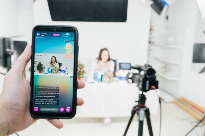 Hình thức livestream giới thiệu sản phẩm với sự góp mặt của các KOL, KOC liên tục đổi mới, được đầu tư chỉn chu, giúp tăng tỷ lệ mua hàng thành công.