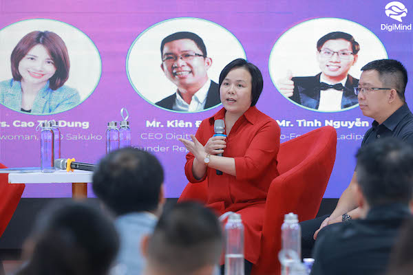 Host bà Tracy Vũ tổng kết lại sự kiện.