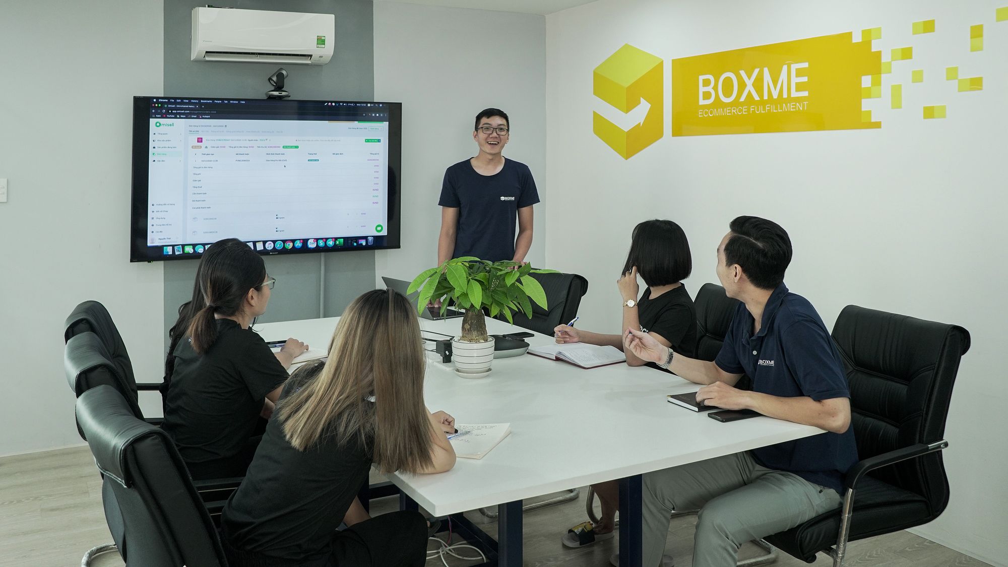 Một buổi họp triển khai giải pháp công nghệ mới của đội ngũ Boxme.