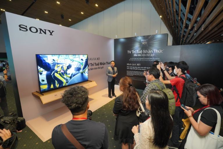 Người tiêu dùng tham gia sự kiện ra mắt sản phẩm TV Sony BRAVIA XR.