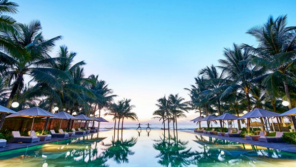 Khu resort tọa lạc dọc theo con đường ven biển Sơn Trà Điện Ngọc của thành phố Đà Nẵng.