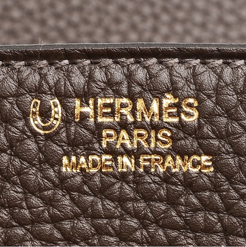 Một chiếc Birkin luôn có dòng chữ Hermès Paris Made in France được ép nhẹ vào da, được căn chỉnh ở giữa một cách hoàn hảo và chữ sắc nét, rõ ràng.