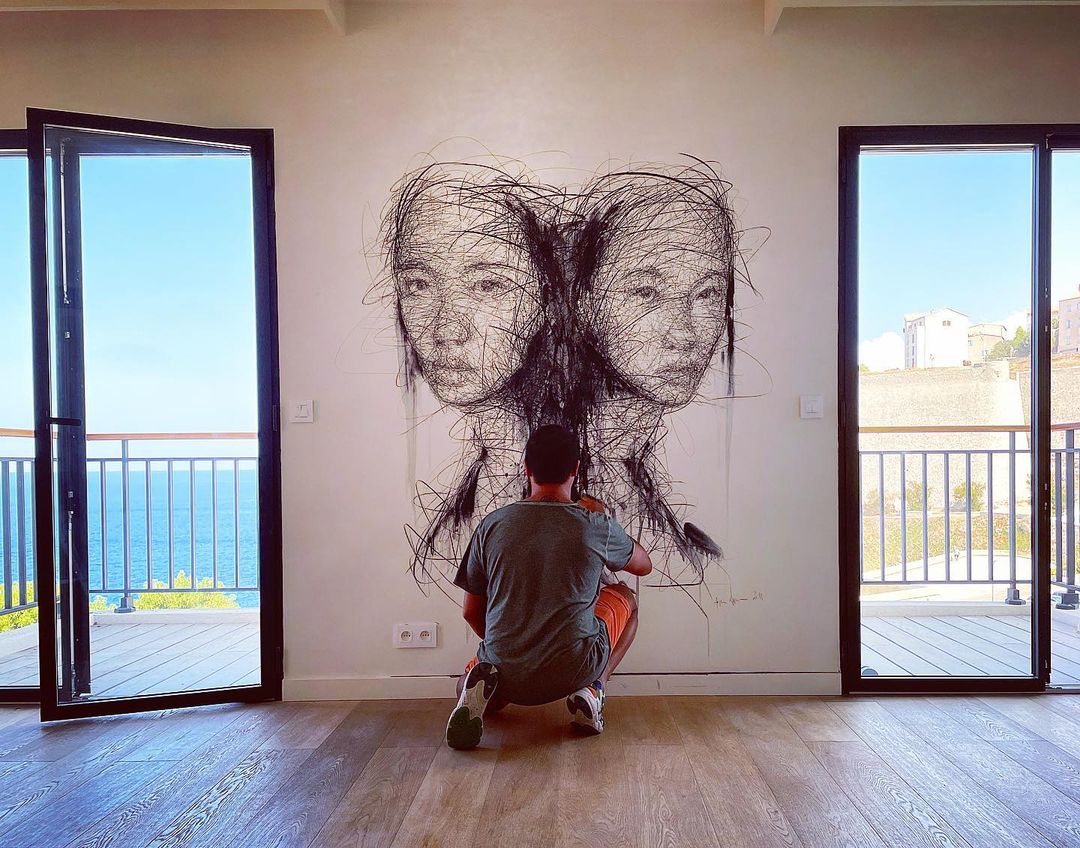 Hom Nguyen gần đây đã thực hiện “Twins Sisters – Chị em sinh đôi” tại khách sạn hạng sang Kazano bằng chất liệu than chì yêu thích.