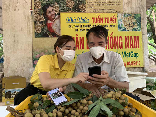 Nhân viên Vietnam Post hướng dẫn người dân các bán hàng trên các sàn thương mại điện tử.