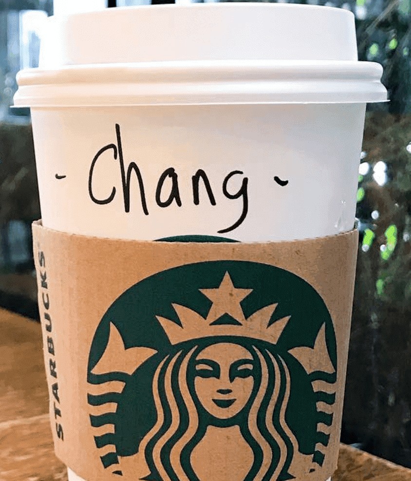 Starbucks muốn truyền tải sự chú trọng sở thích của khách hàng bằng việc viết tên họ lên sản phẩm.