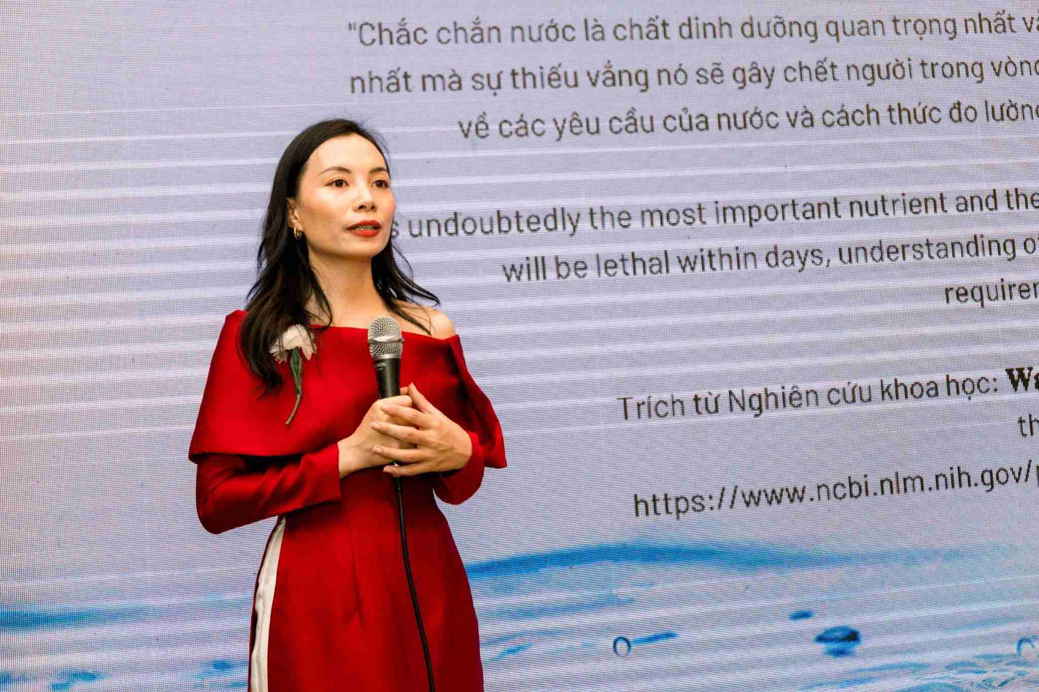 Bà Nguyễn Thị Minh Đăng, CEO công ty CP Koro chia sẻ về báo cáo khoa học “Nước từ trường - Những thành tựu nghiên cứu khoa học và bước đầu ứng dụng trong việc nâng cao sức khỏe tại công ty Koro”.