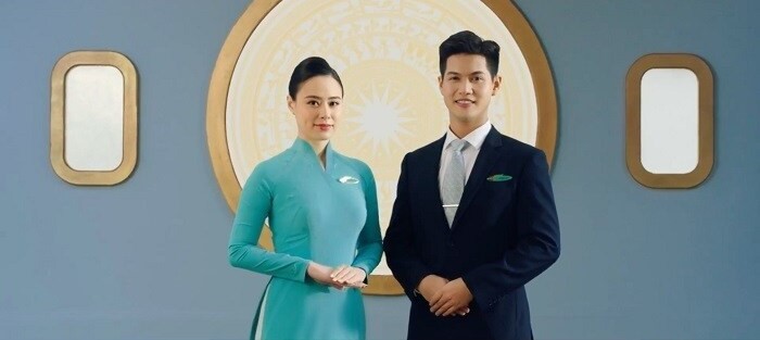 Mở đầu clip hướng dẫn an toàn bay 2022 của Vietnam Airlines bằng hình ảnh những tiếp viên hàng không quen thuộc của hãng.